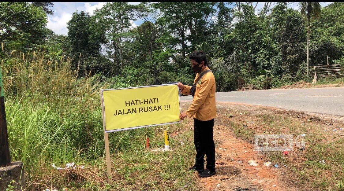 Kelompok Kuliah Kerja Nyata (KKN) Unmul Kelurahan Tanah Merah Angkatan 47, melakukan pemasangan plang peringatan.