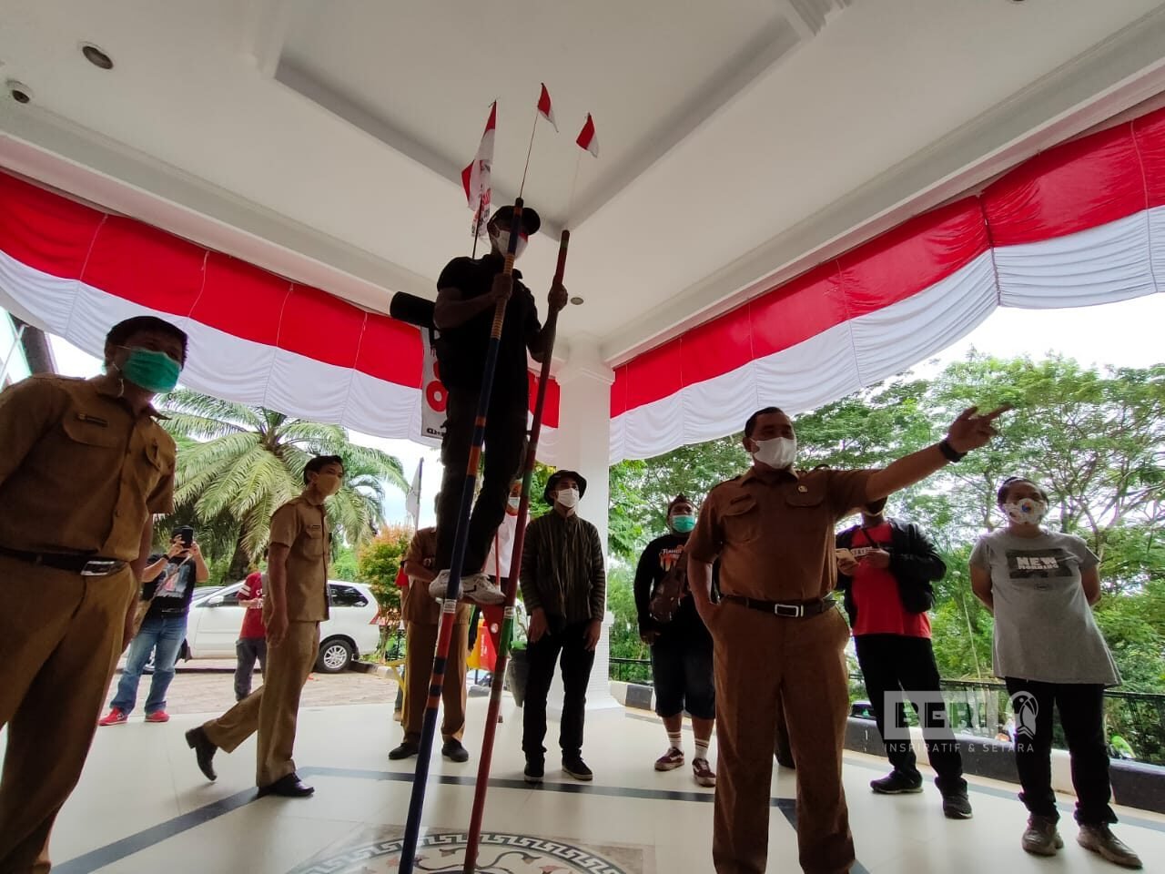 Kisah Heru Yang Berjalan Dengan Enggrang Dari Balikpapan Ke Samarinda