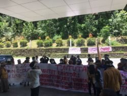 Mahasiswa Unmul Menggelar Demo Pada Saat Peresmian Gedung Baru