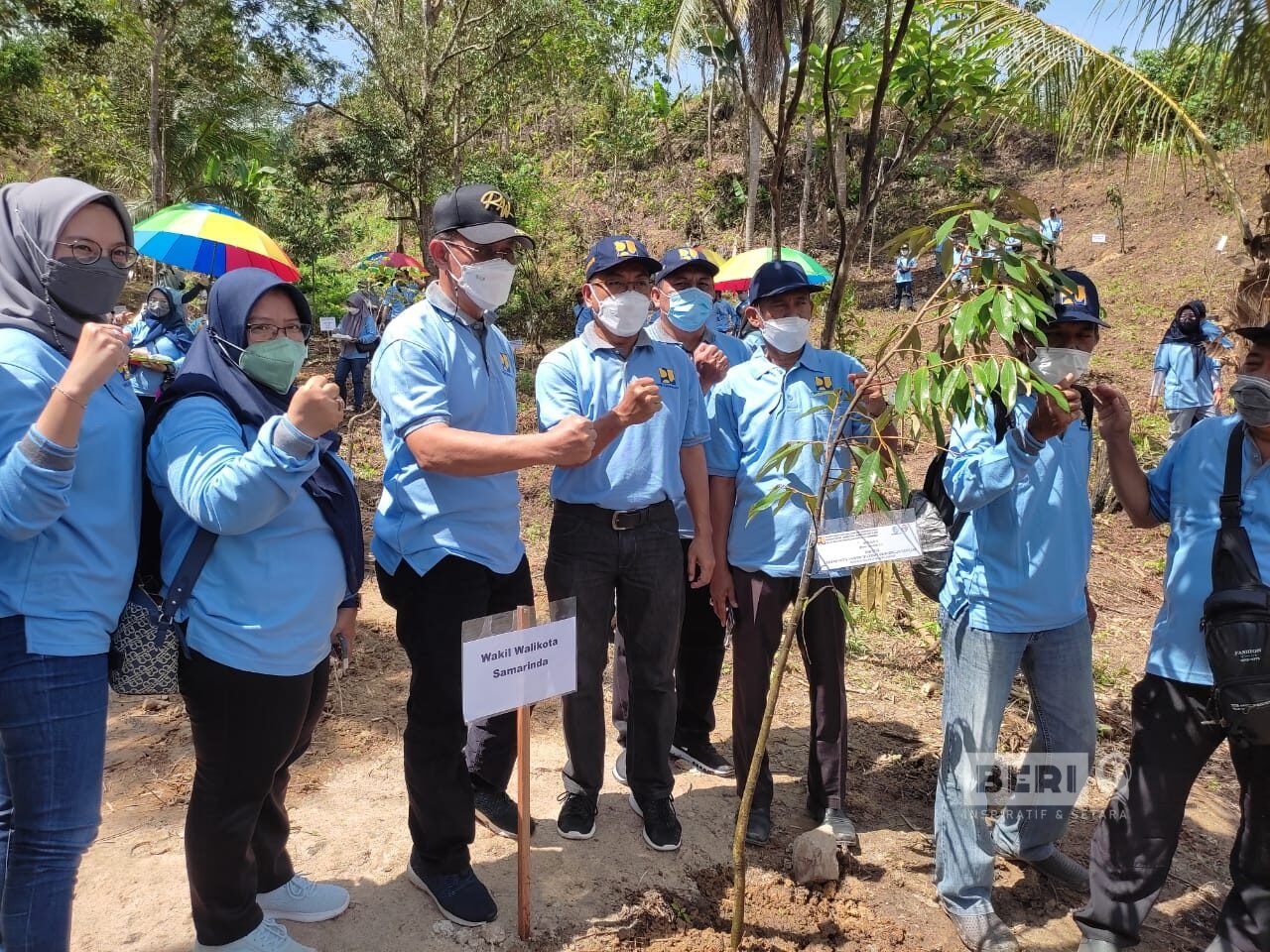 Dalam rangka memperingati hari habitat sedunia, Wakil Walikota Rusmadi melakukan penanaman pohon di kelurahan Lempake, Samarinda, Kalimantan Timur, pada Rabu (06/10/21). ©Dodi/beri.id