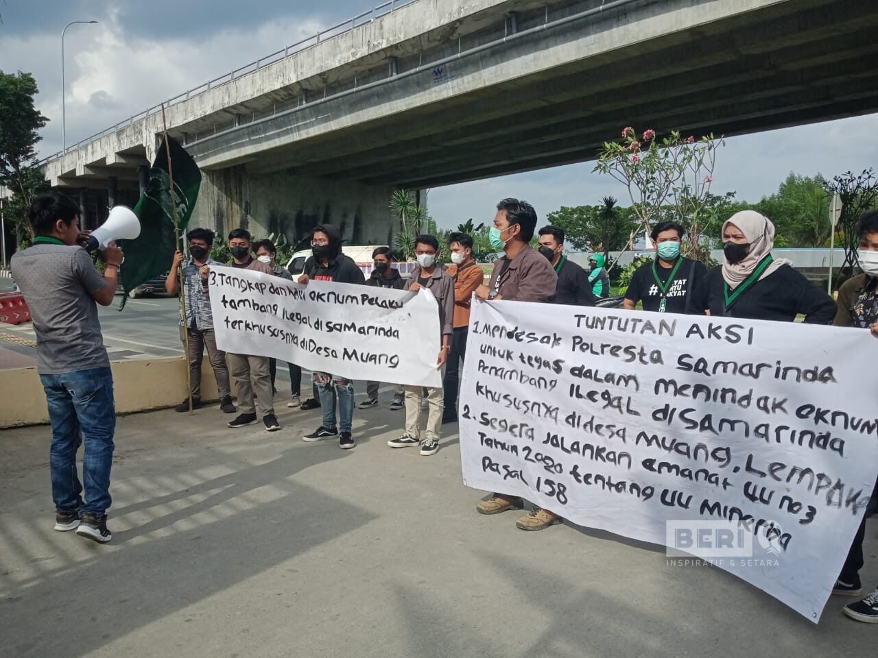 Aksi demonstrasi Himpunan Mahasiswa Islam (HMI) cabang Samarinda di Depan Kantor Polres Samarinda