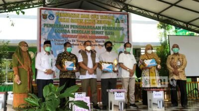 Suasana saat pemberian hadiah penghargaan pemenang Lombah sekolah sehat (LSS) tingkat Kota Samarinda. ©Dodi/beri.id