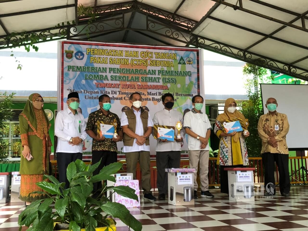 Suasana saat pemberian hadiah penghargaan pemenang Lombah sekolah sehat (LSS) tingkat Kota Samarinda. ©Dodi/beri.id