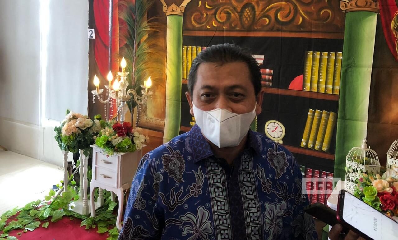 Wakil Gubernur Kalimantan Timur, Hadi Mulyadi saat selesai memberikan sambutan pada upacara wisudawan Politeknik negeri pertanian Samarinda di hotel Harris. ©Dodi/beri.id