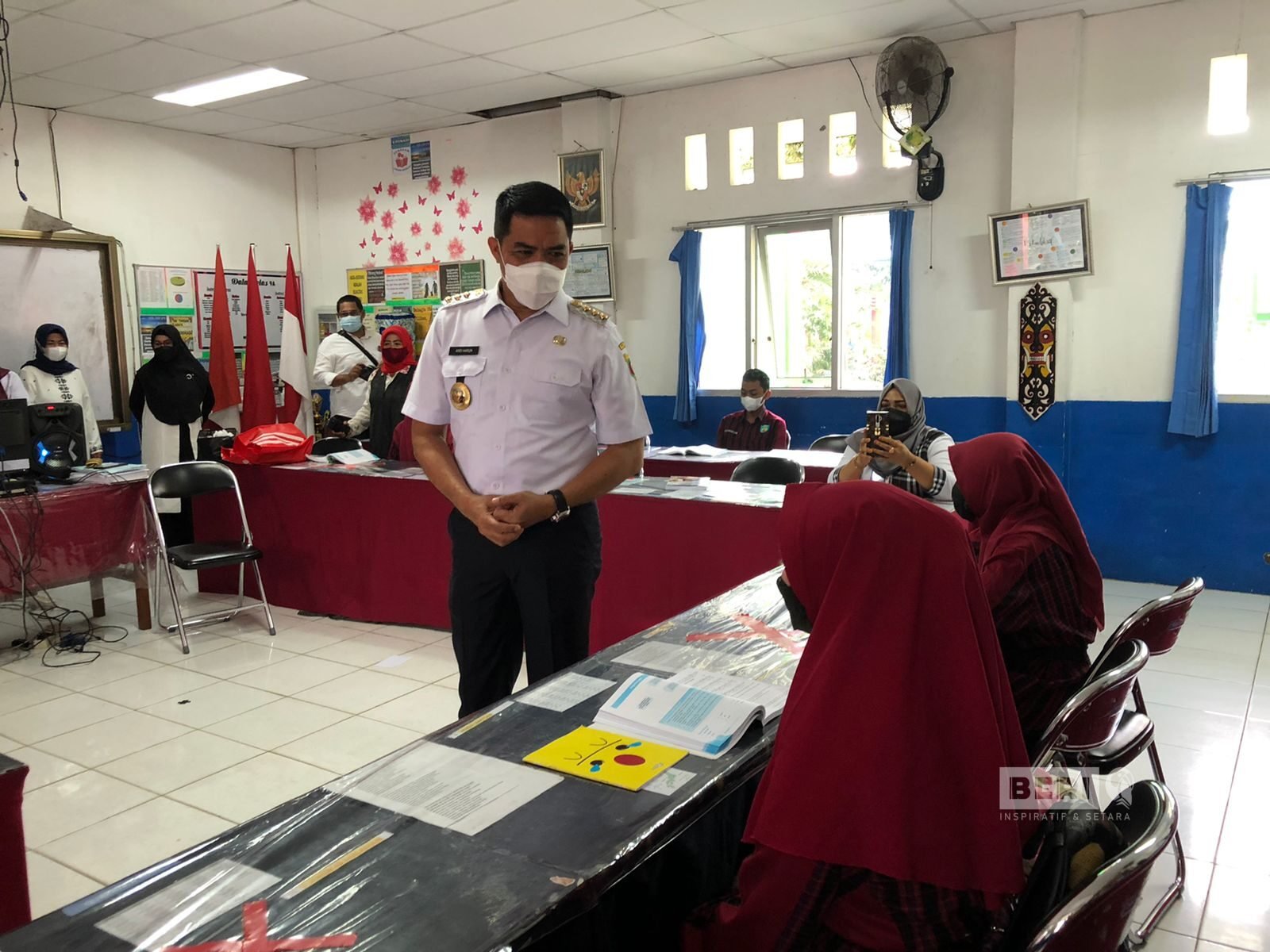 Walikota Samarinda, Andi Harun Saat Meninjau Pembelajaran Tatap Muka Di SMPN 1 Samarinda. ©Dodi/beri.id