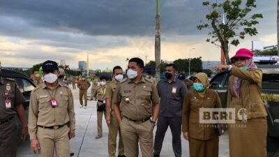 Walikota Samarinda Andi Harun saat meninjau lokasi penanaman pohon dalam rangka rapat kerja Komwil V Asosiasi pemerintah kota seluruh Indonesia (APEKSI) Regional Kalimantan di Taman Bebaya, Senin, (01/11). ©Dodi/beri.id