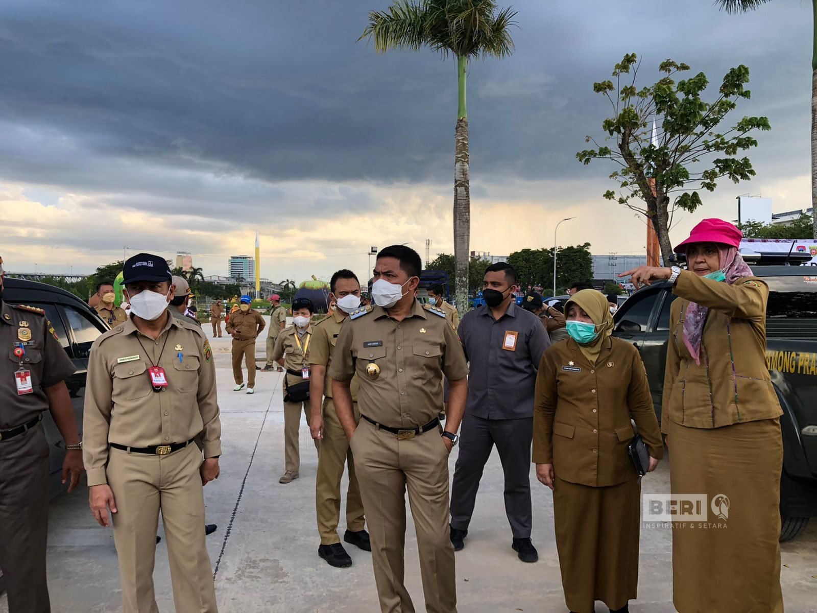 Walikota Samarinda Andi Harun saat meninjau lokasi penanaman pohon dalam rangka rapat kerja Komwil V Asosiasi pemerintah kota seluruh Indonesia (APEKSI) Regional Kalimantan di Taman Bebaya, Senin, (01/11). ©Dodi/beri.id