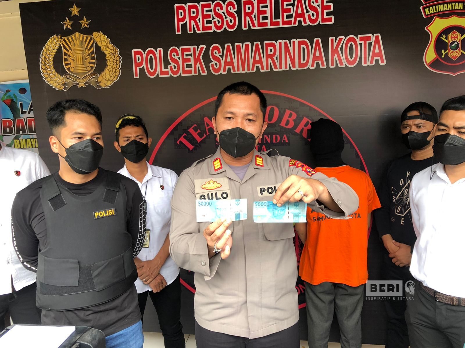 Press Release Polsek Samarinda Kota Tentang Pengungkapan Kasus Peredaran Uang palsu Oleh Kapolsek Samarinda Kota, AKP Creato Sonitehe Gulo. ©Dodi/beri.id