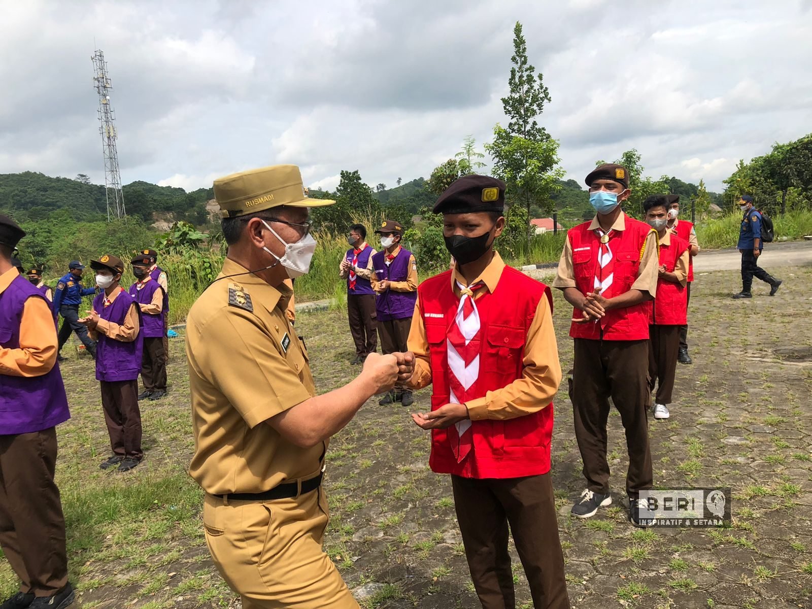 Wakil Walikota Samarinda, Rusmadi Usai Sambutan Menyambangi Satu-Persatu Kader Pramuka Yang Mengikuti Pelatihan Kesiapsiagaan Bencana. ©Dodi/beri.id