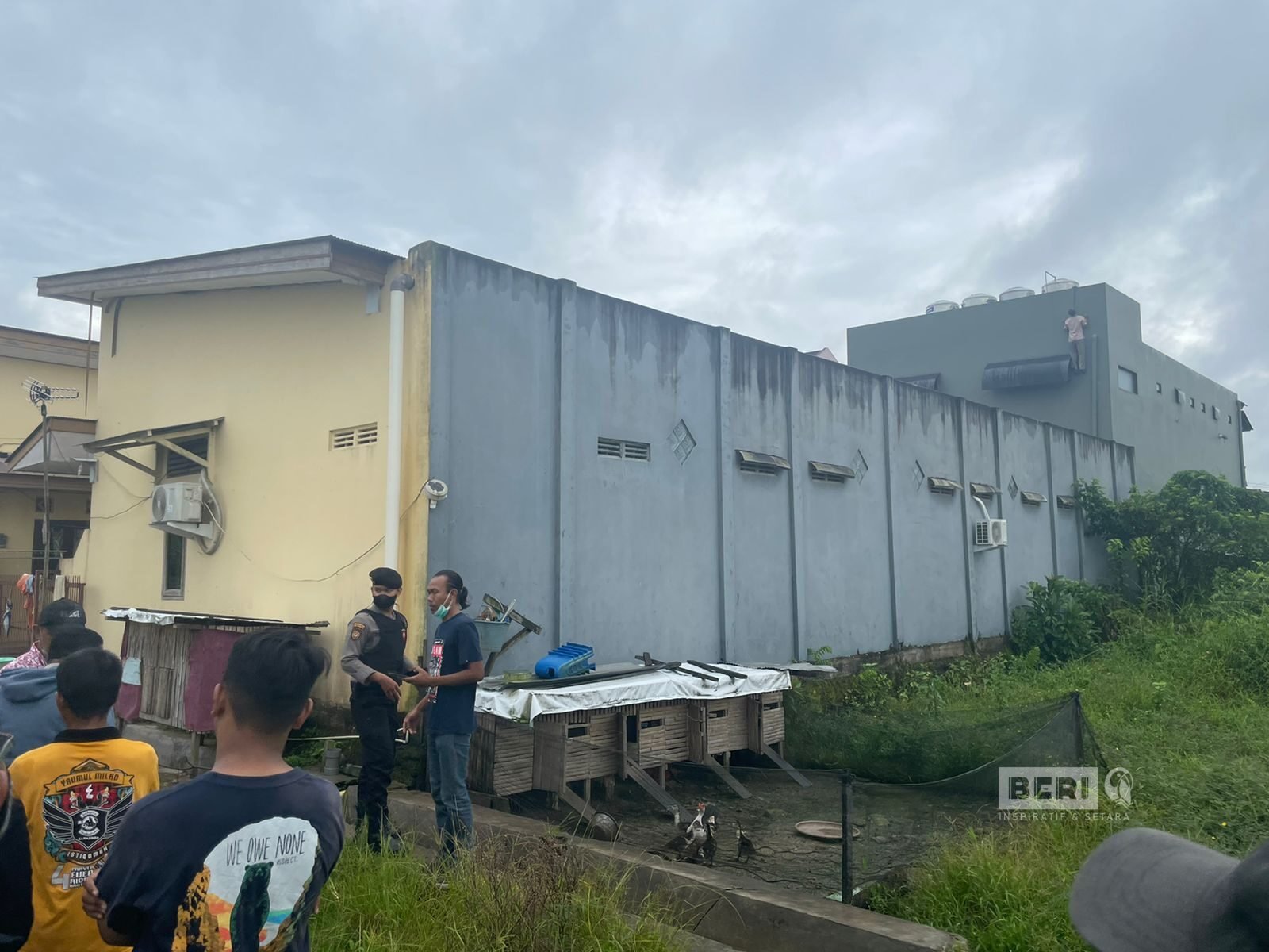Penemuan mayat yang bergantung diri pada sebuah rumah di jalan perjuangan 9 Blok C RT 01 kelurahan sempaja selatan, Kecamatan Samarinda Utara. ©Dodi/beri.id