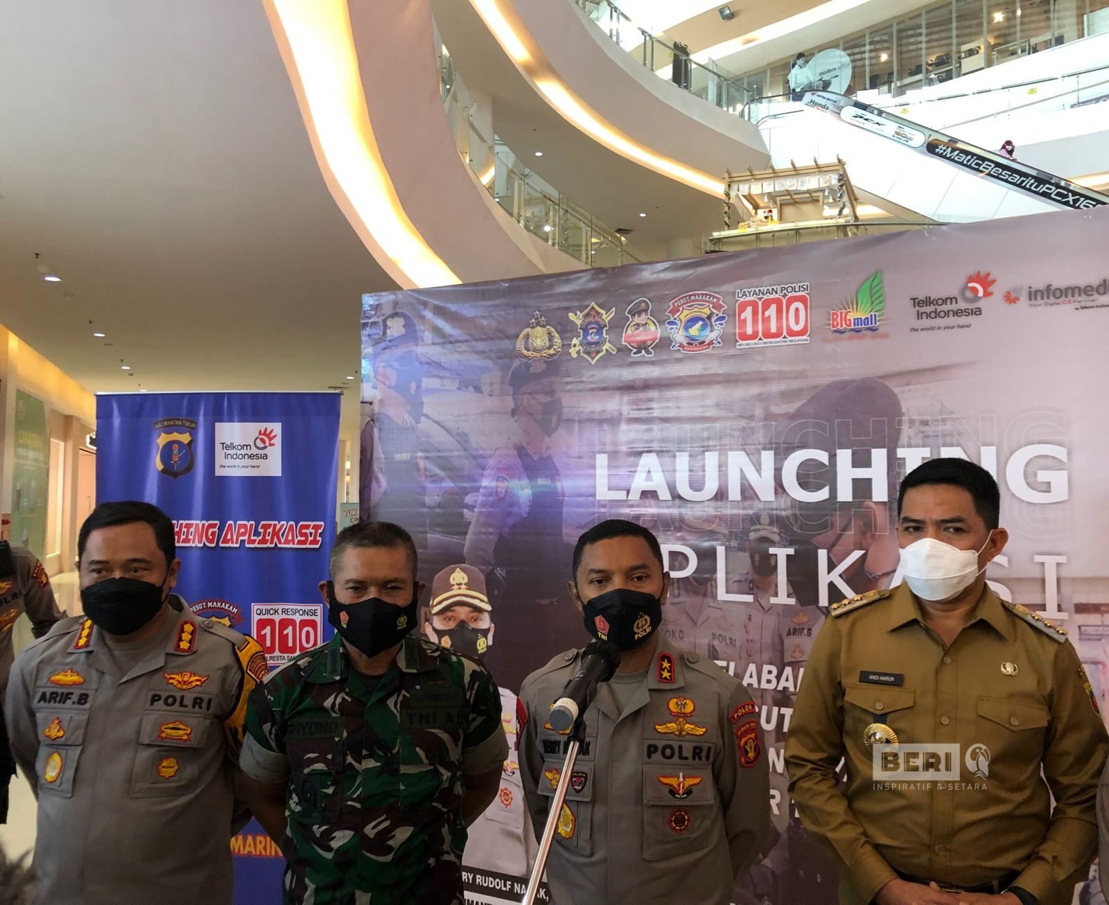 Kapolda Kaltim, Irjen Herri Rudolf Nahak Di Temani Oleh Kapolres Samarinda, Walikota Samarinda Dan Kasrem 091/ASN Samarinda Saat Selesai Lauching Aplikasi Layanan Masyarakat. ©Dodi/beri.id