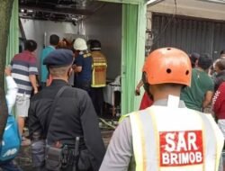 Kebakaran Rumah di Balikpapan Barat, Brimob Bersama Relawan Bantu Evakuasi