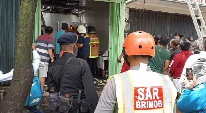 Kebakaran Rumah di Balikpapan Barat, Brimob Bersama Relawan Bantu Evakuasi. ©shinta/beri.id