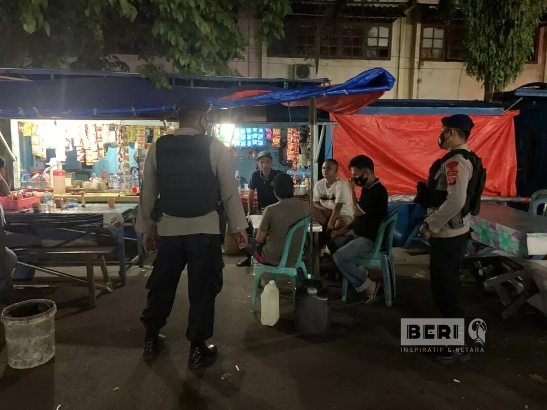 Patroli Malam Brimob Ingatkan Masyarakat Balikpapan Tetap Prokes.