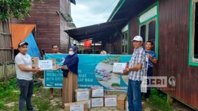 PT Anugrah Rizkie Gunung Bagikan 600 Paket Sembako Untuk Korban Banjir Kutim