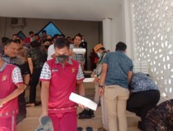 Giat Jum’at, Polda Kaltim Bagikan Nasi Kotak di Masjid Al-Ikhlas