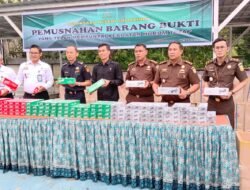 Rupbasan Samarinda Musnahkan Dua Unit Handphone dan 400 Dus Rokok Non Bea Cukai 