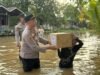 Menembus Banjir Bantaran Sungai Wahau, Korps Cokelat Ketuk Pintu Rumah Warga yang Terkepung Air