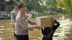 Menembus Banjir Bantaran Sungai Wahau, Korps Cokelat Ketuk Pintu Rumah Warga yang Terkepung Air