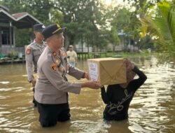 Menembus Banjir Bantaran Sungai Wahau, Korps Cokelat Ketuk Pintu Rumah Warga yang Terkepung Air
