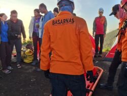Jatuh Saat Turun dari Puncak Rinjani, Pendaki Asal Malaysia Dievakuasi Pakai Helikopter