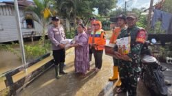 Tembus Banjir Nehas Liah Bing, Polsek Muara Wahau Salurkan Bantuan Logistik ke Rumah Warga