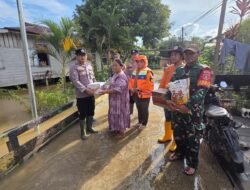 Tembus Banjir Nehas Liah Bing, Polsek Muara Wahau Salurkan Bantuan Logistik ke Rumah Warga