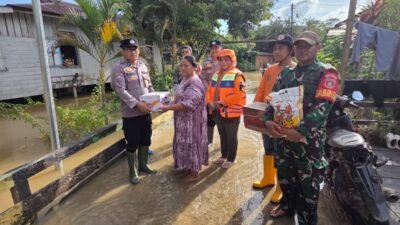 Tembus Banjir Nehas Liah Bing, Polsek Muara Wahau Salurkan Bantuan Logistik ke Rumah Warga